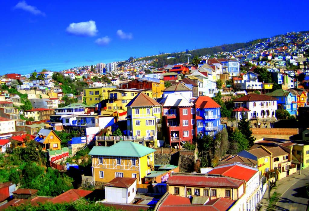 Passeio entre os morros e casas de Valparaíso