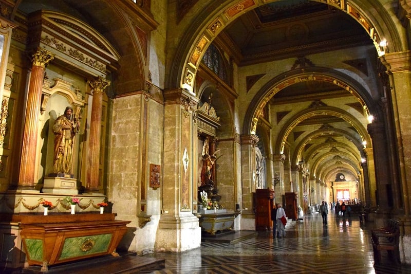 Interior da Catedral Metropolitana do Chile em Santiago