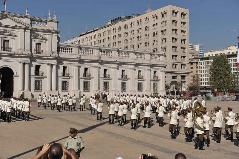 Troca de guardas no Palácio La Moneda no Chile