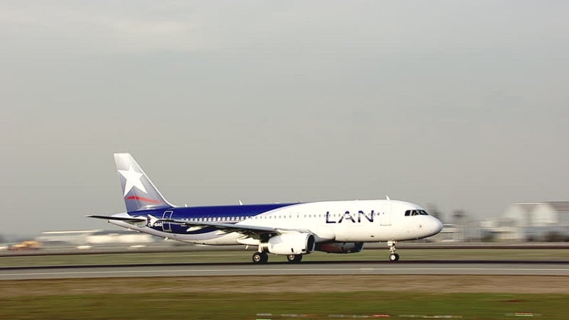 Avião pousando em Santiago do Chile