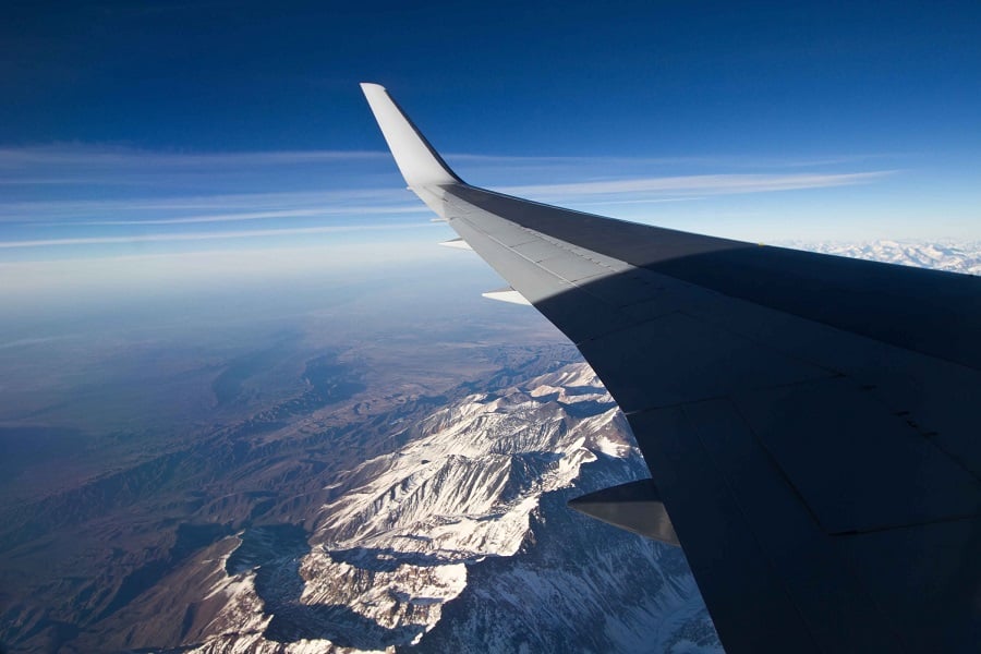 Avião sobrevoando Santiago do Chile