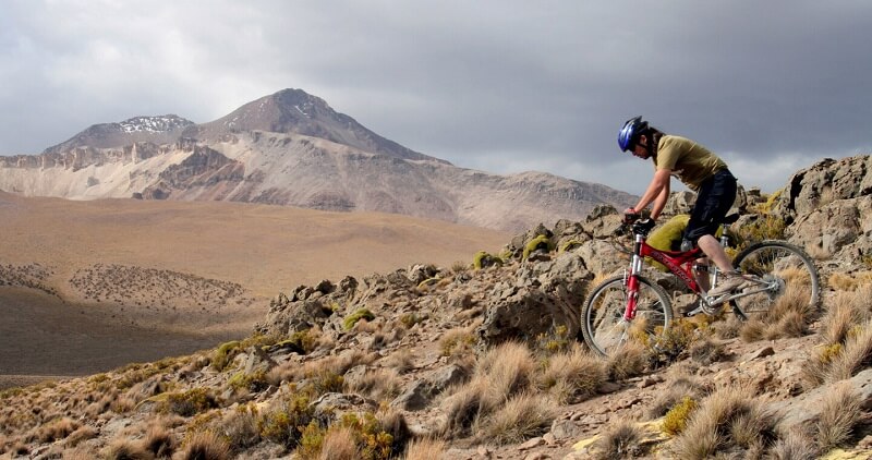 Passeio de bicicleta próximo da Cordilheira dos Andes - Santiago