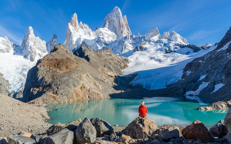 Turista apreciando vista em passeio pelo Chile