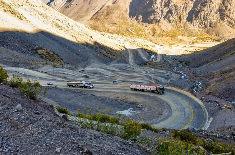Veículos em estrada próxima a Cordilheira dos Andes