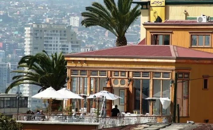 Comer em um restaurante no inverno em Valparaíso