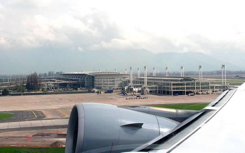 Avião pousando do aeroporto de Santiago