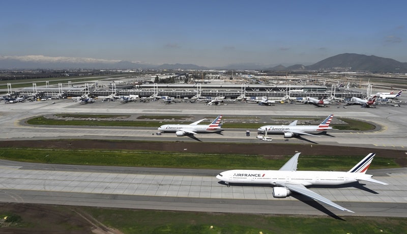 Aviões no aeroporto de Santiago do Chile