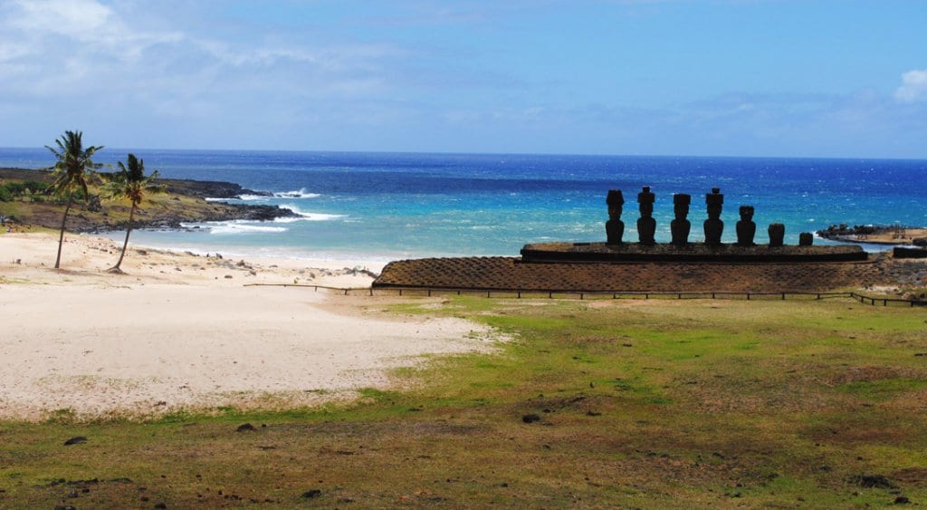 Plataforma Ahu Nau Nau e a Praia Anakena na Ilha de Páscoa