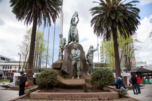 Monumento a la Uraucanía na Plaza Anibal Pinto em Temuco