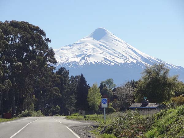 Estrada e montanha do Chile