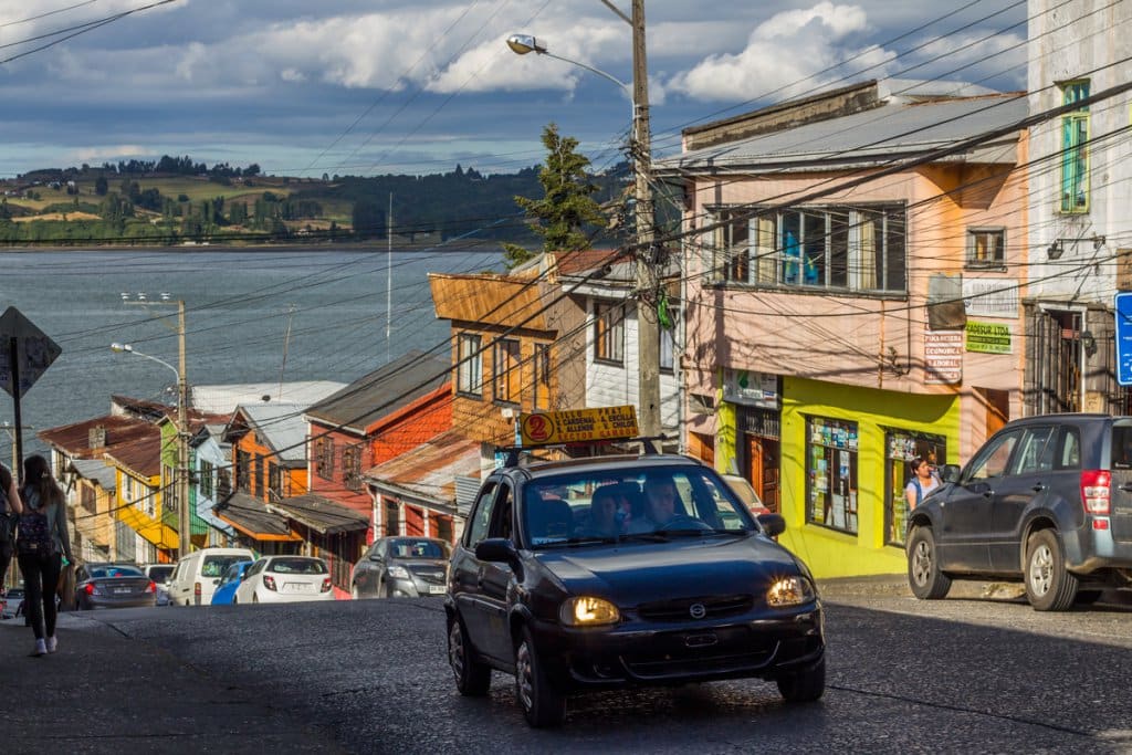 Carros em rua chilena