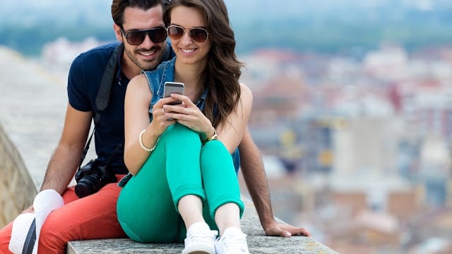 Casal usando celular em Santiago