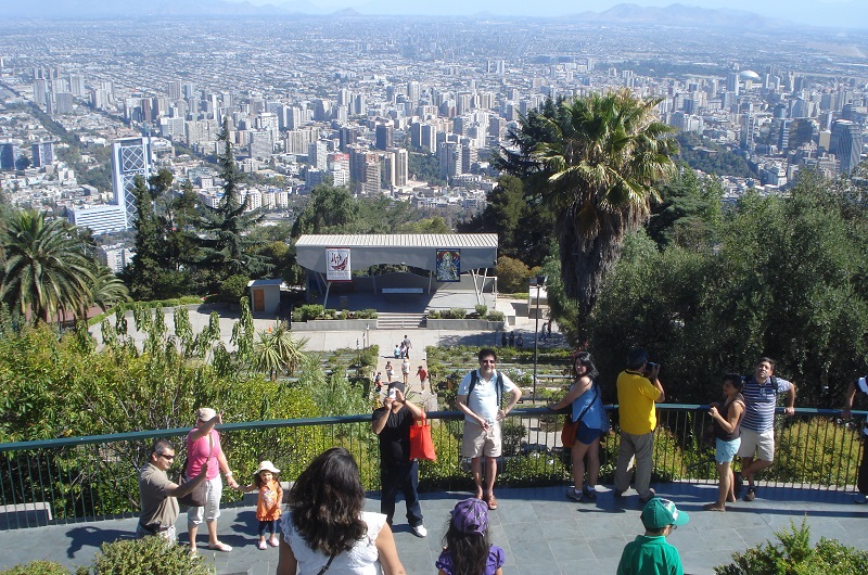 Turistas em Cerro San Cristóbal em Santiago