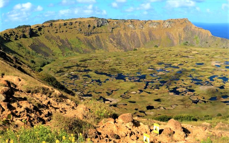 Parque Nacional Rapa Nui na Ilha de Páscoa no Chile: cratera do vulcão Rano Raraku