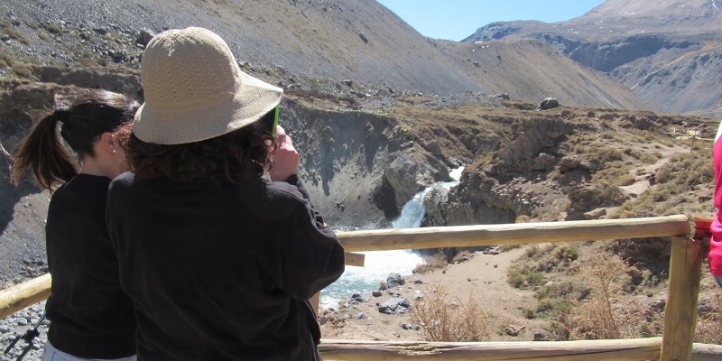 Turistas apreciando Salto del Yeso em Cajón del Maipo