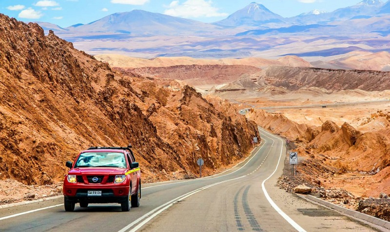 Viagem de carro em estrada chilena