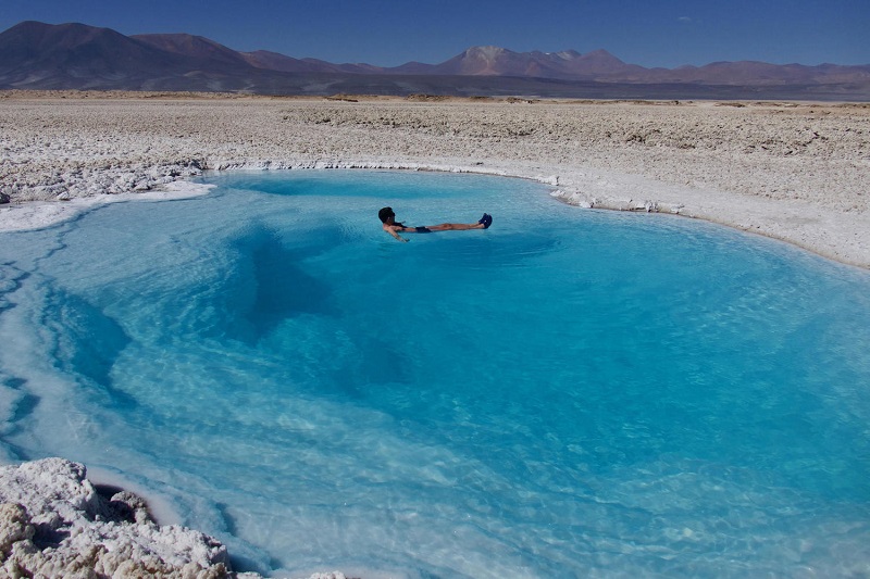 Flutuando nas Lagunas Escondidas de Baltinache em San Pedro do Atacama