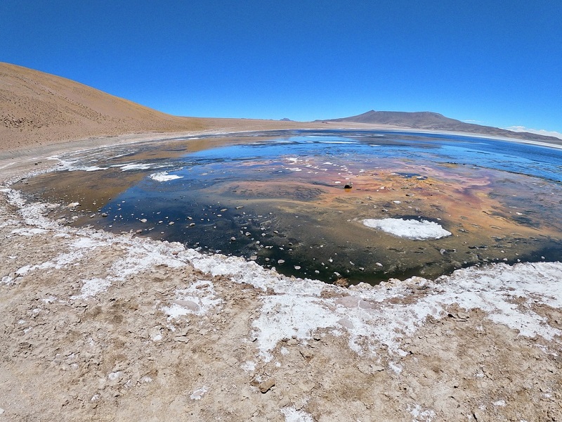 Laguna de sal cristalizado da Rota dos Salares em San Pedro do Atacama