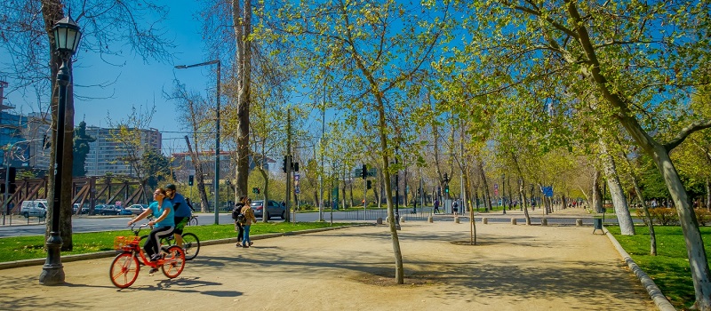 Turistas curtindo dia ensolarado em parque de Santiago