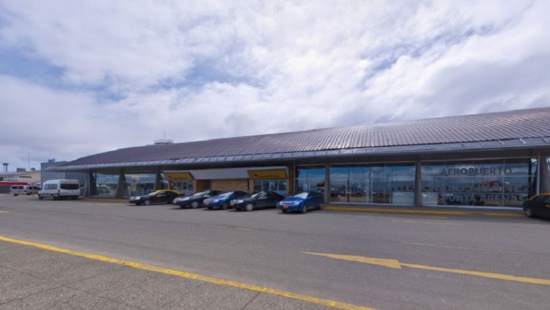 Veículos no aeroporto em Punta Arenas