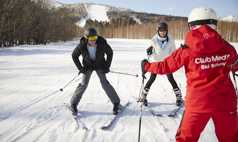 Mulheres fazendo aula de ski