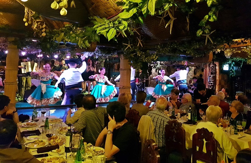 Danças folclóricas no restaurante Bali Hai em Santiago do Chile