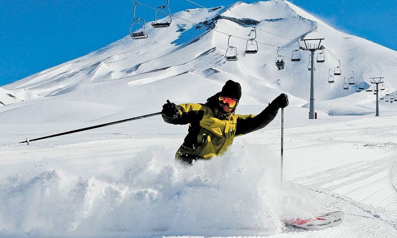 Homem esquiando no Centro de Ski Corralco perto de Temuco