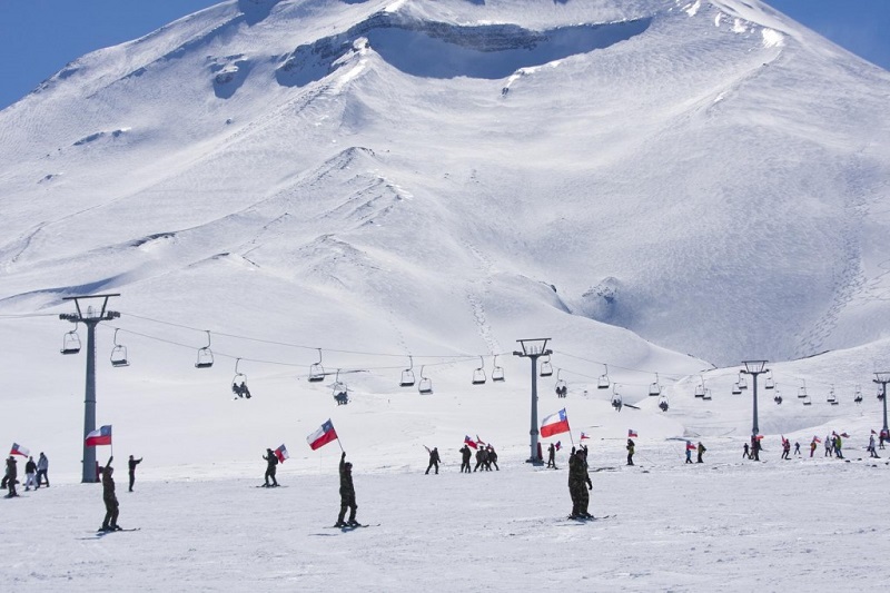Pessoas esquiando no Centro de Ski Corralco no Chile