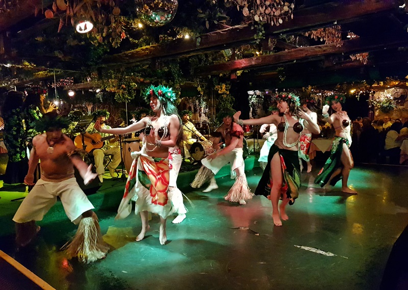 Dançarinos do restaurante Bali Hai em Santiago do Chile