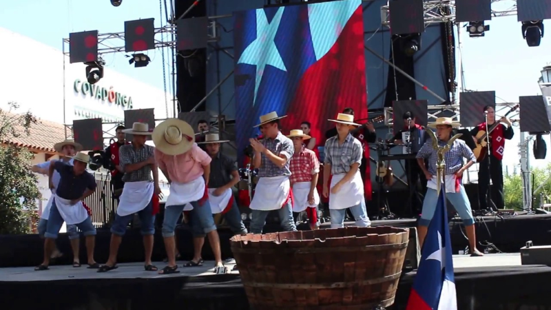 Concurso de dança nas celebrações da colheita da uva no Chile