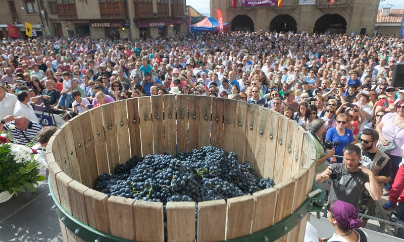População nas celebrações da colheita da uva no Chile