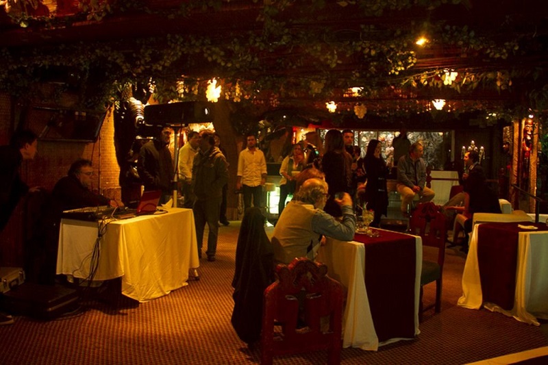 Pessoas no restaurante Bali Hai em Santiago do Chile