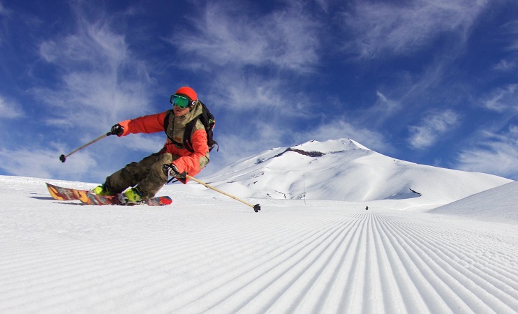 Turista esquiando em Santiago do Chile