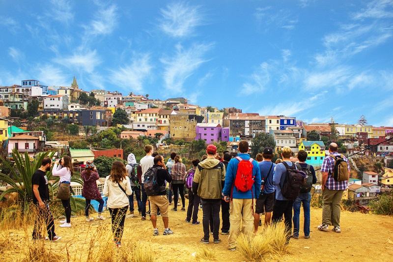 Grupo de pessoas no walking tour em Valparaíso