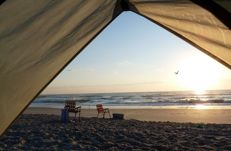 Barraca de acampamento na praia