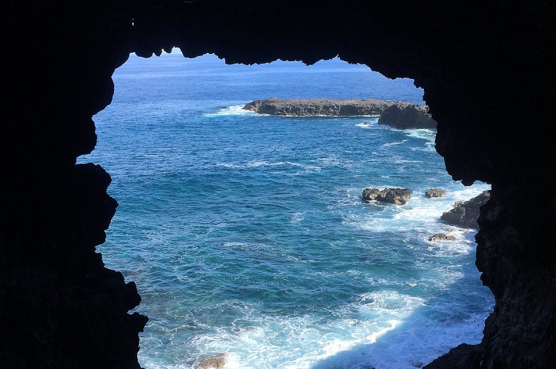 Caverna na praia Ovahe na Ilha de Páscoa