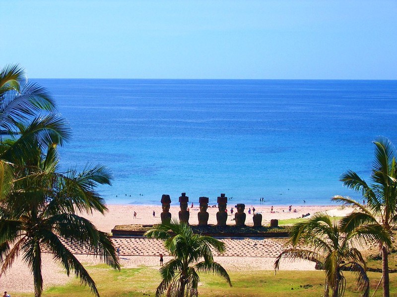 Vista ampla da praia Anakena na Ilha de Páscoa