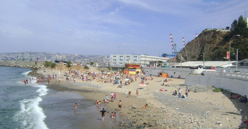 Pessoas na praia San Mateo em Valparaíso
