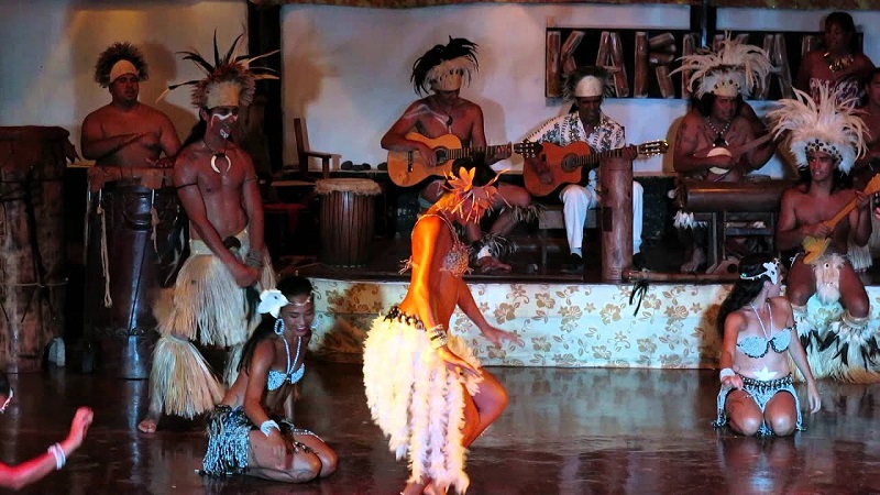 Dançarinos do espetáculo Kari Kari na Ilha de Páscoa