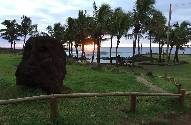 Pôr do sol na praia Poko na Ilha de Páscoa