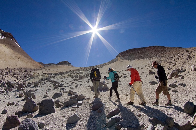 Pessoas subindo o Cerro Toco em San Pedro de Atacama