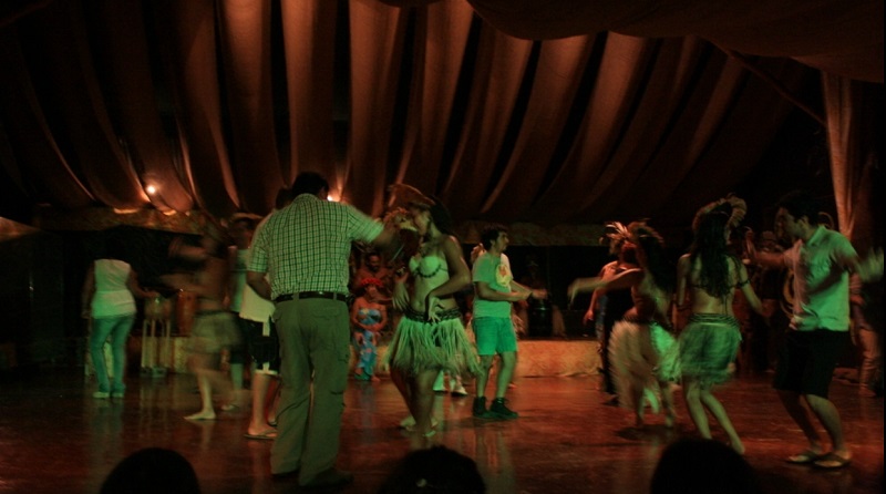 Pessoas dançando no espetáculo Kari Kari na Ilha de Páscoa