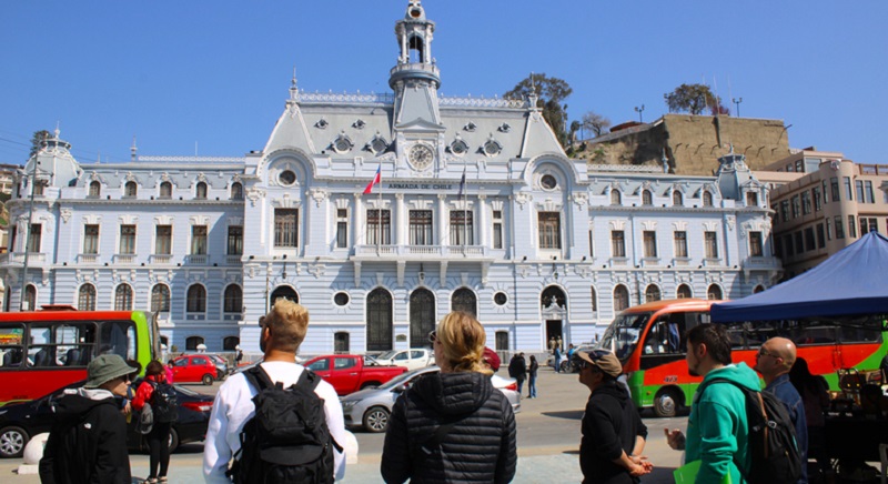 Turistas conhecendo Valparaíso