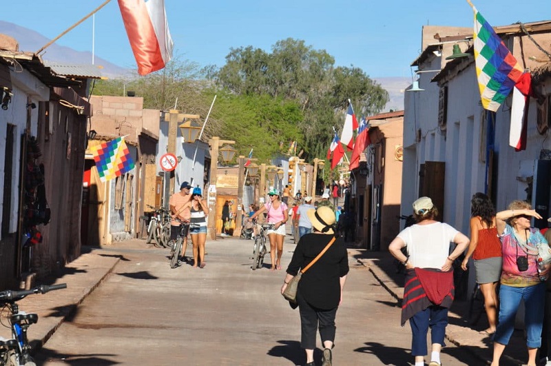Pessoas andando a pé e de bicicleta em San Pedro de Atacama