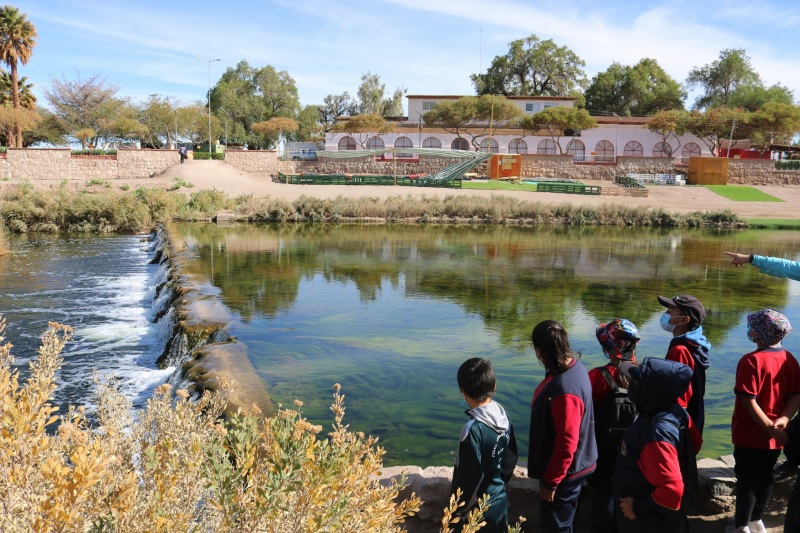Crianças observando o rio do Parque El Loa em Calama