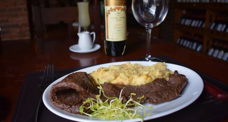 Comida servida no restaurante El Criollito de Armando em Temuco