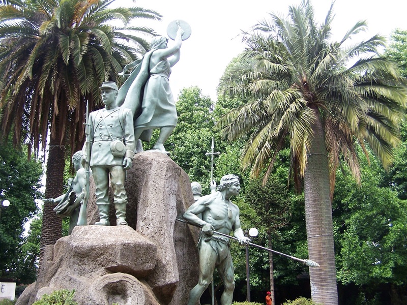 Monumento na Plaza Anibal Pinto em Temuco