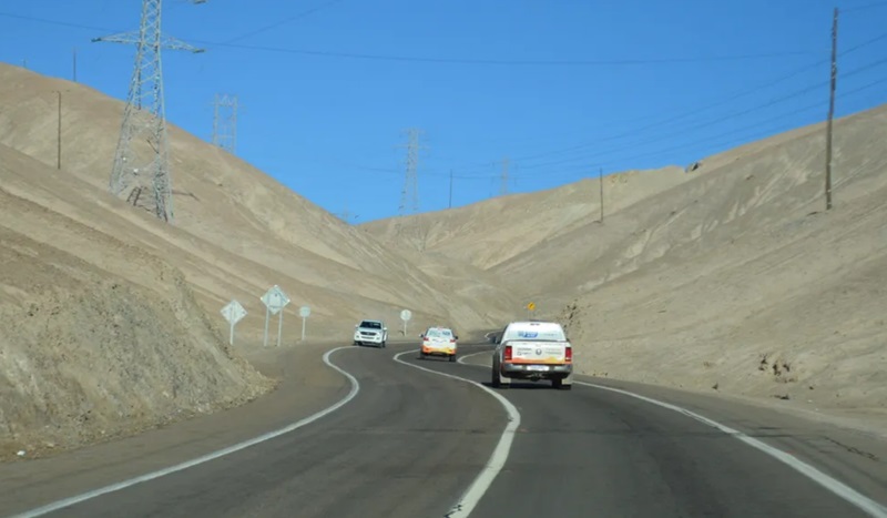 Carros na rodovia Panamericana que chega a Iquique