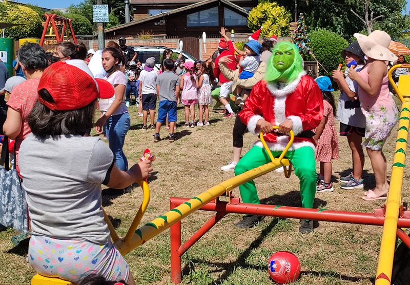 Crianças brincando no Natal em Temuco
